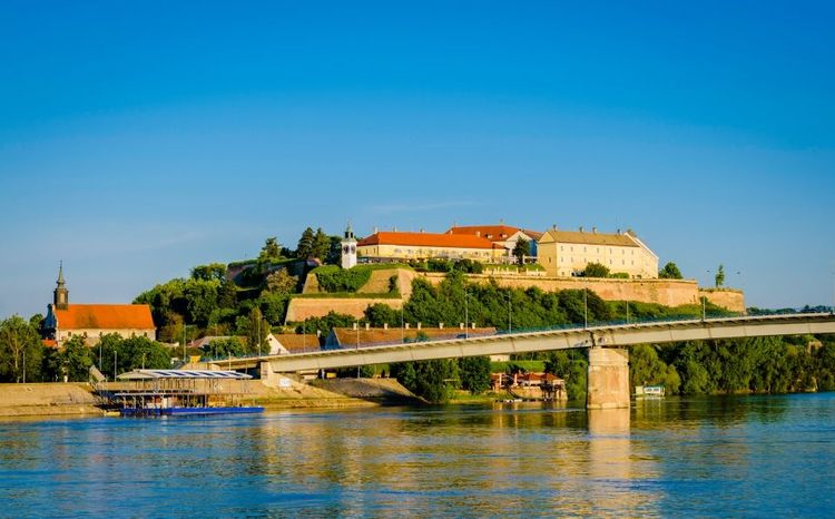 La forteresse médiévale de Petrovaradin vue depuis le Danube