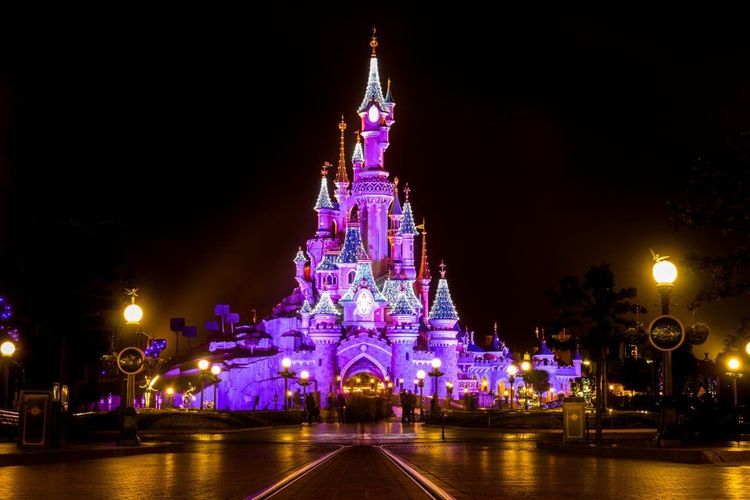 Le château de Disneyland Paris à la nuit tombée. @ Roberto Evangelisti/123rf