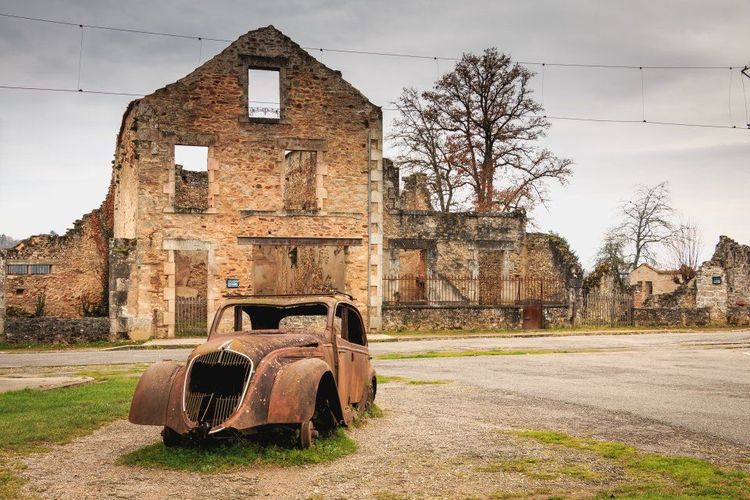 Suite au massacre de toute sa population par l'armée allemande le 10 juin 1944, le village d'Oradour-sur-Glane est devenu un lieu de mémoire et de recueillement