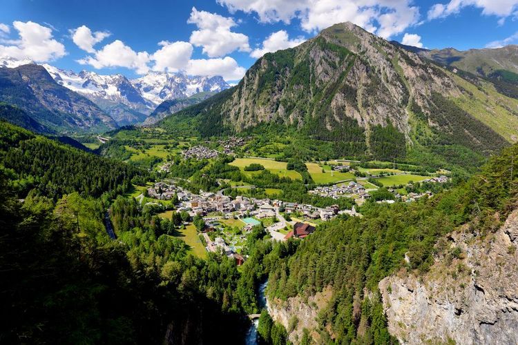 Le village de Pré-Saint-Didier vu des hauteurs de la montagne
