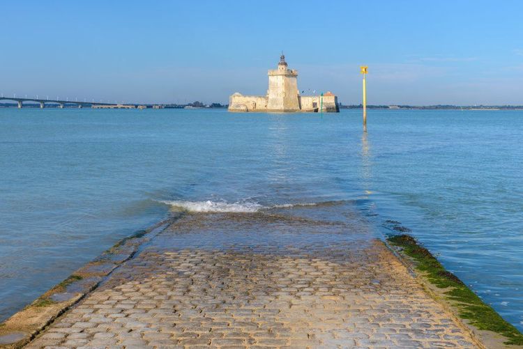 La route d'accès est immergée à marée haute (comme au passage du Gois).