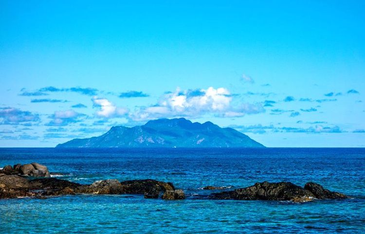 Au loin, la silhouette de l'île Silhouette.