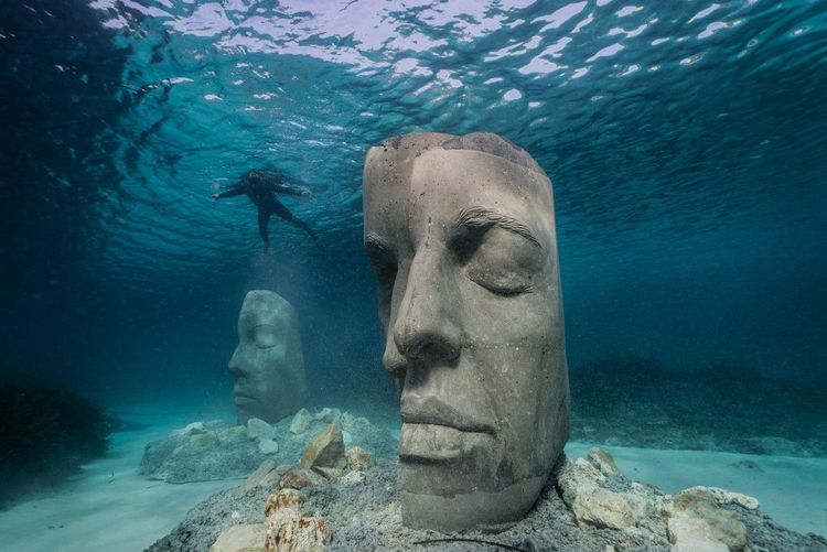 Une combinaison, un masque et un tuba suffisent pour la visite, en plus de savoir nager.