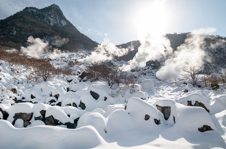 La vapeur des geysers d'Hakone sous la neige