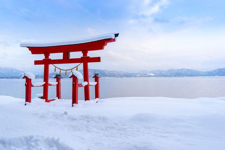 Porte Torii du sanctuaire Goza No Ishi sur le lac Tazawa