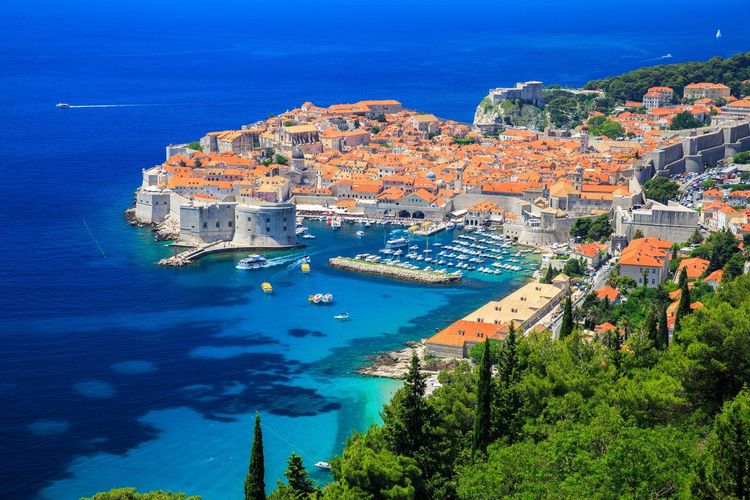Dubrovnik au sud de la Croatie et ses remparts datant du 16e siècle
