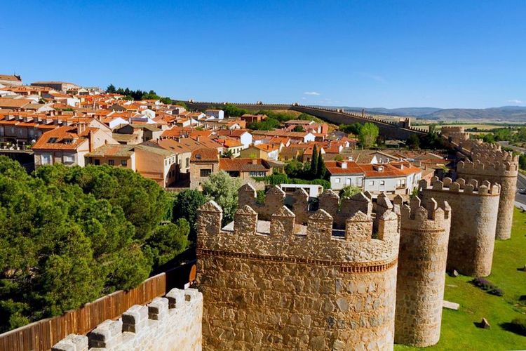 Ávila et sa muraille médiévale intacte au nord-ouest de Madrid