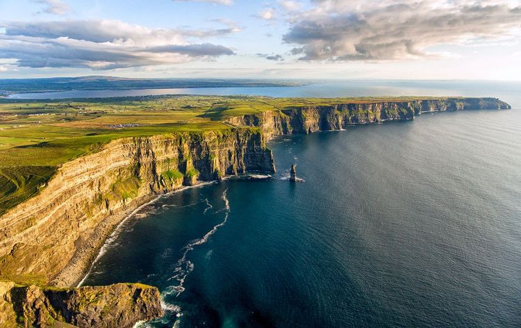 Vista aérea de los acantilados de Moher, en Irlanda.