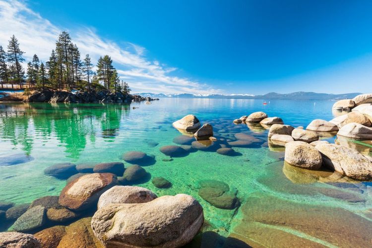 Le rivage rocheux du lac Tahoe, en Californie