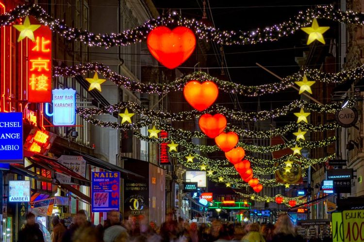 Les décorations de la rue commerçante de Strøtget dans le centre de Copenhague à Noël