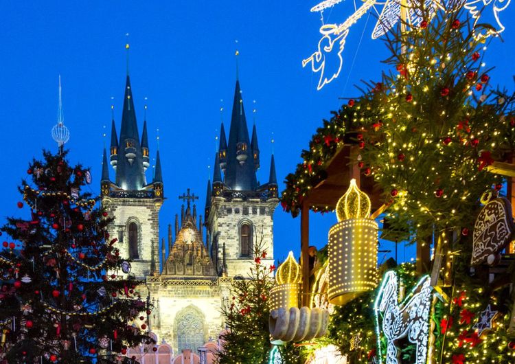 Les illuminations du marché de Noël face aux tours de l'église de Notre-Dame du Týn à Prague.