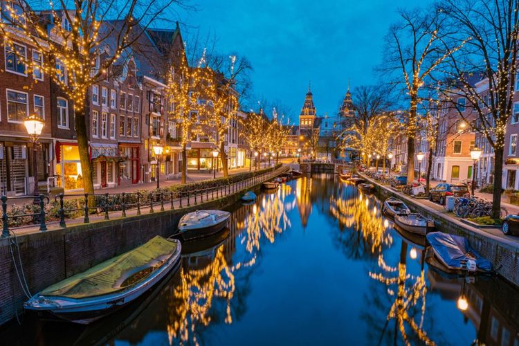 Les canaux d'Amsterdam aux Pays-Bas avec les illuminations de Noël en décembre