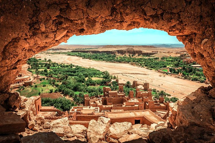 Le ksar d'Aït-Ben-Haddou vue depuis une grotte dans la montagne, Maroc.
