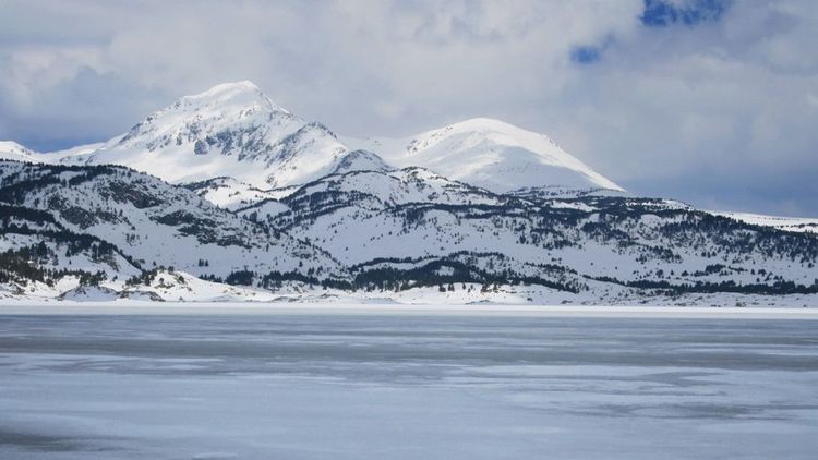 Le lac des Bouillouses sous la neige, dans les Pyrénées-Orientales