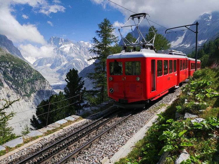 Le train du Montenvers, dans les hauteurs de Chamonix, vous conduira à la mer de Glace.