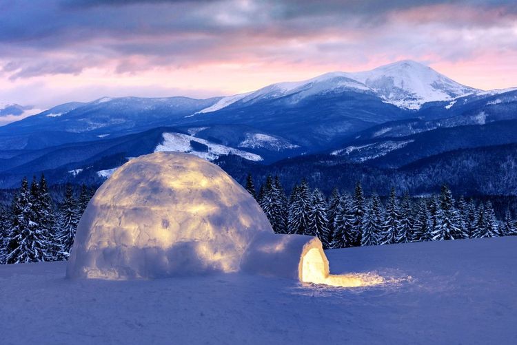  Igloo de neige dans les montagnes d'hiver - smit/123RF