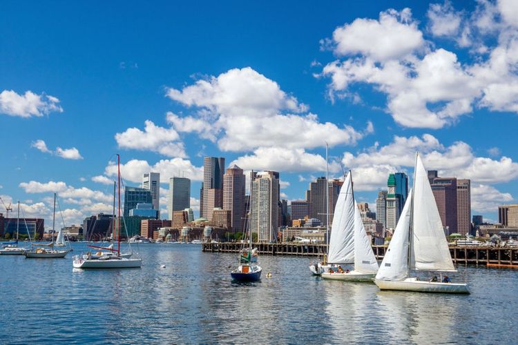 Des voiliers voguent dans le port de Boston.