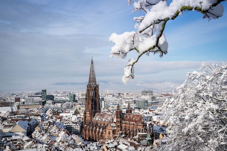 La ville de Fribourg-en-Brisgau en hiver.