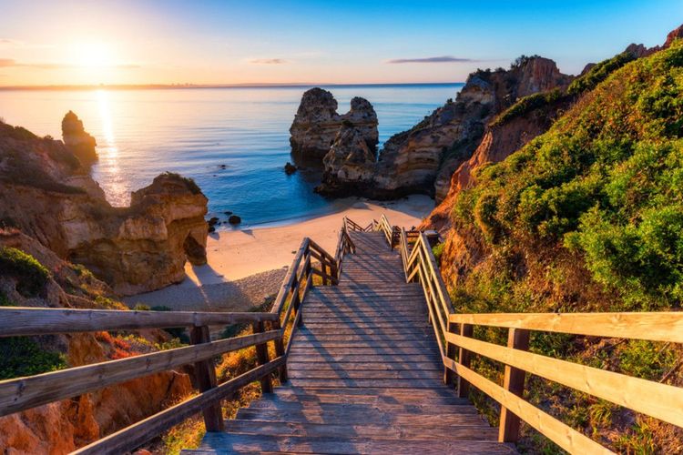 © DaLiu / Shutterstock. Un magnifique lever de soleil sur une plage au coeur de l'Algarve, Portugal.