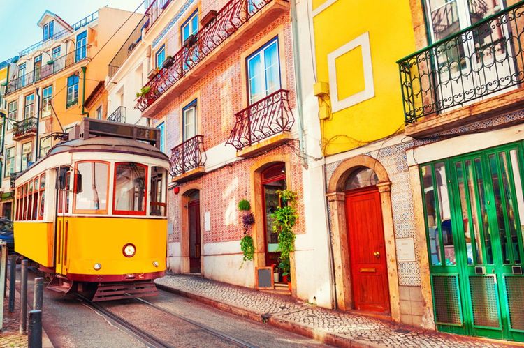 © Olga Gavrilova / Shutterstock. Le mythique tramway jaune de Lisbonne dans le centre de la capitale.