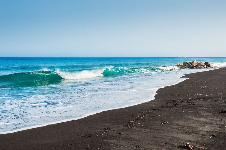 Strand von Perissa auf Santorin