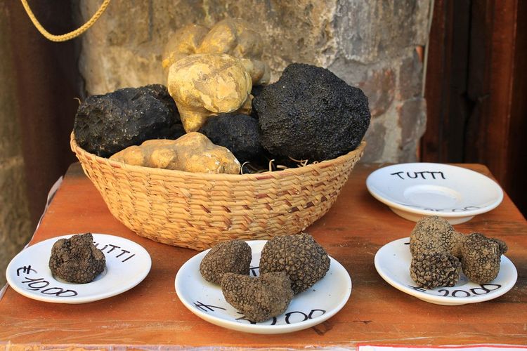 Des truffes en vente sur un marché