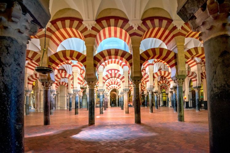 L'intérieur de la cathédrale de Mezquita de Cordoue.