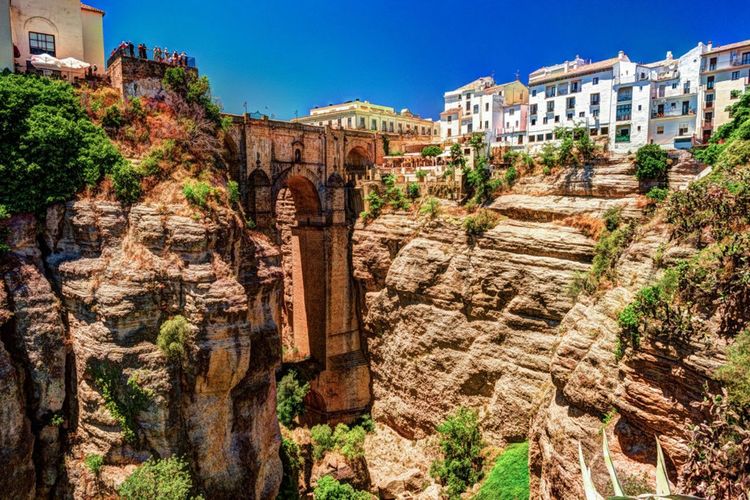 La ville de Ronda à la lisière de son incroyable canyon. 