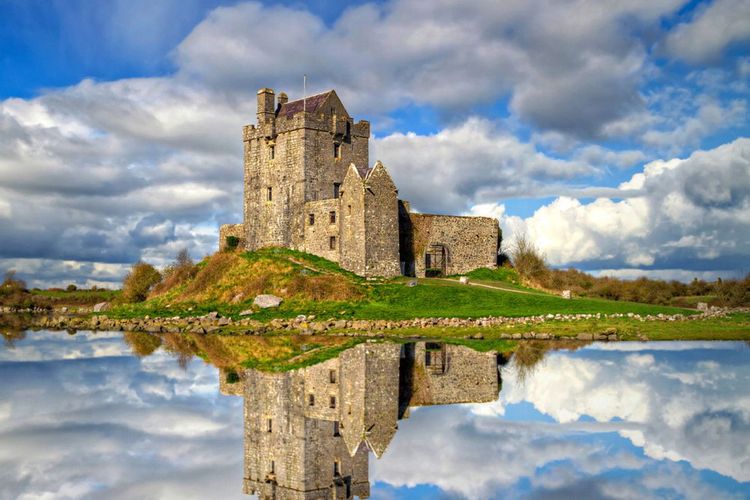 Le château de Dunguaire se reflète dans l'eau du lac.