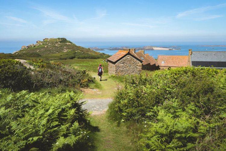 Une personne seule sur une île Bretonne.© Thibault Poriel