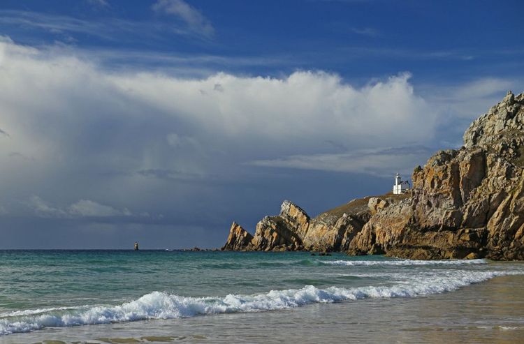© jopelka / Shutterstock. Le phare de Toulinguet sur la presqu'île de Crozon.
