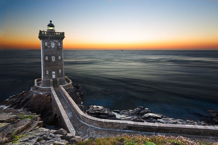 © Frank Fischbach / Shutterstock. Le phare de Kermorvan au coucher du soleil, en Bretagne.