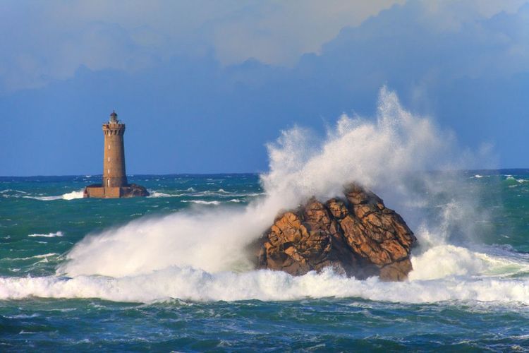 © andre quinou / Shutterstock. La mer déchainée au large de Porspoder.