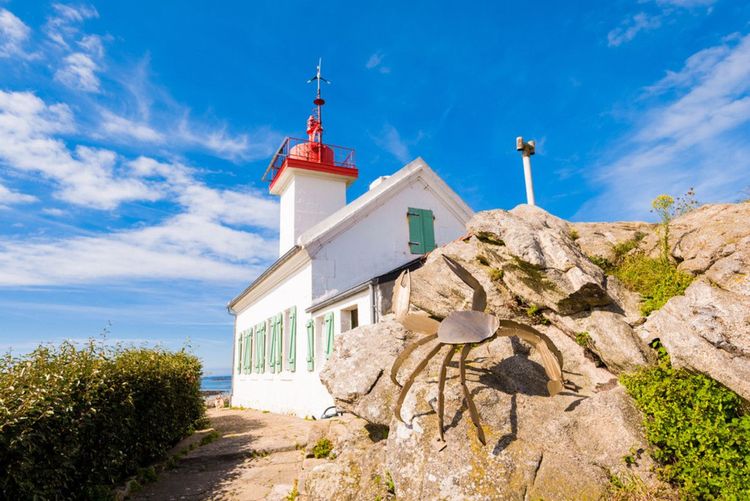 © Alex Stemmers / Shuterstock. Le phare blanc de de l'île Wrac'h.