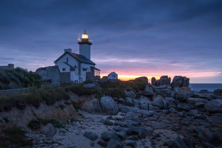 © Nicolas Rottiers / Shutterstock. Le phare de Pontusval, à la tombée de la nuit.