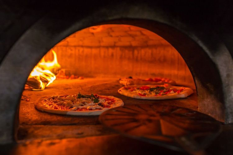 Pizza napolitaine dans un four à bois traditionnel
