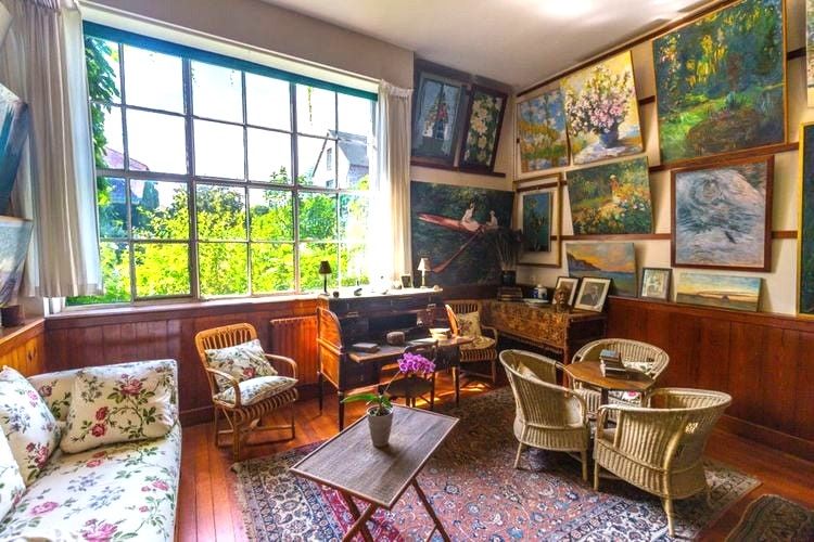 Le salon de la maison de Claude Monet, à Giverny.