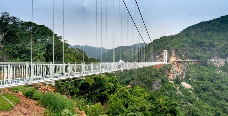 Le pont vertigineux Bach Long au Vietnam