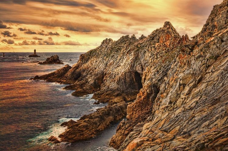 Coucher de soleil sur la Pointe du Raz, Bretagne, France - © Copyright (c) 2013 - Radu Razvan / Shutterstock