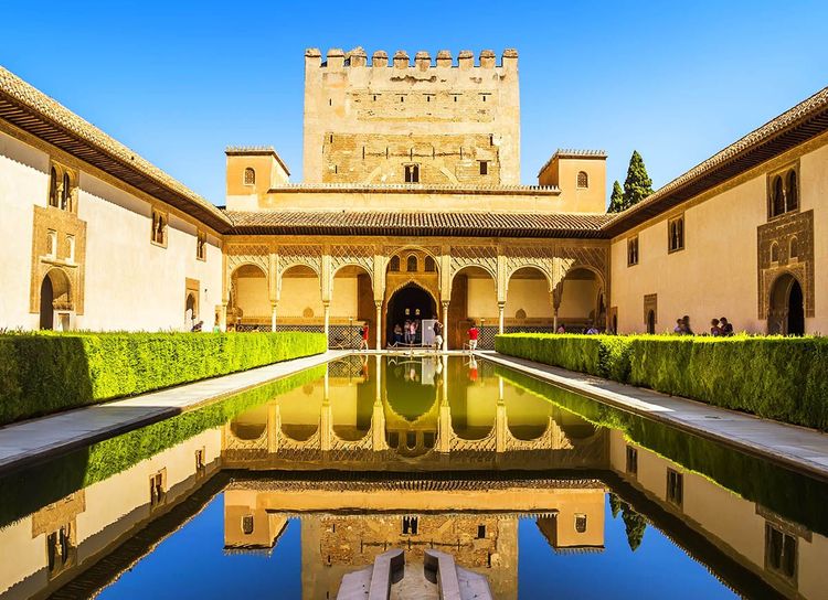 Le Patio des Arrayanes, dans les jardins de l'Alhambra