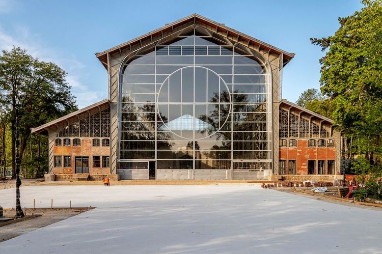 Imposant et inscrit sur la liste patrimoniale de l'UNESCO, le Hangar Y
