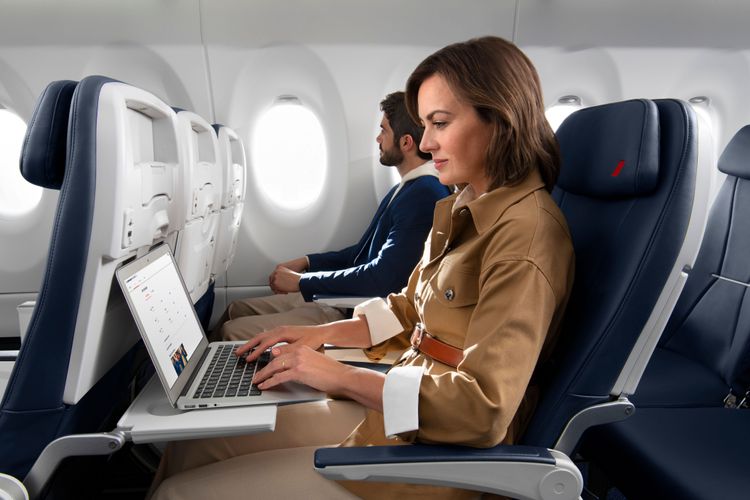 Une femme utilisant son pc à bord d'un vol Air France