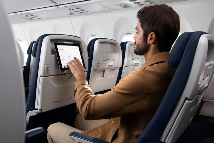Un voyageur utilisant sa tablette lors d'un vol Air France