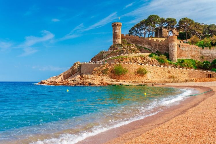 Ancien château de Tossa de Mar et la plage en contre-bas