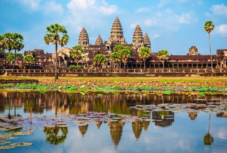 Vue sur les douves et le mur externe du temple d'Angkor Wat