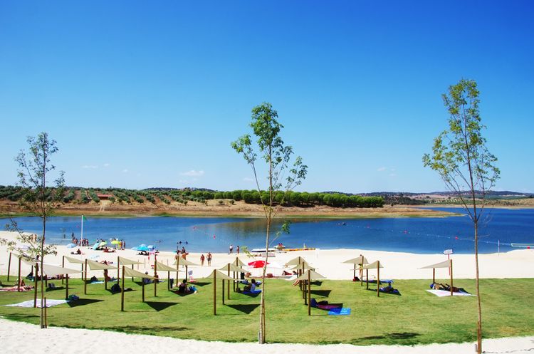 La plage de la rivière Armieira avec ses parasols à accès gratuit sur le gazon
