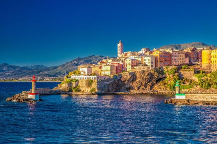 La ville de Bastia se trouve en bord de mer © Eva Bocek/123RF