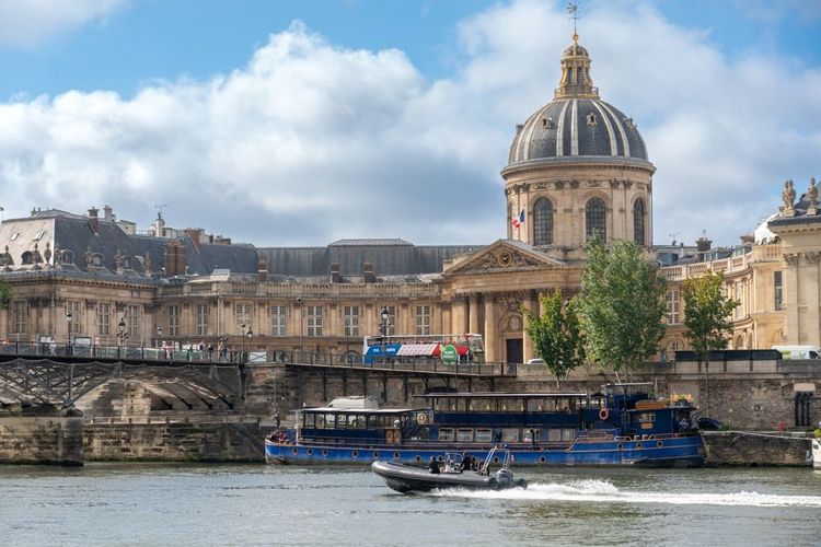 Bateau de police sur la Seine