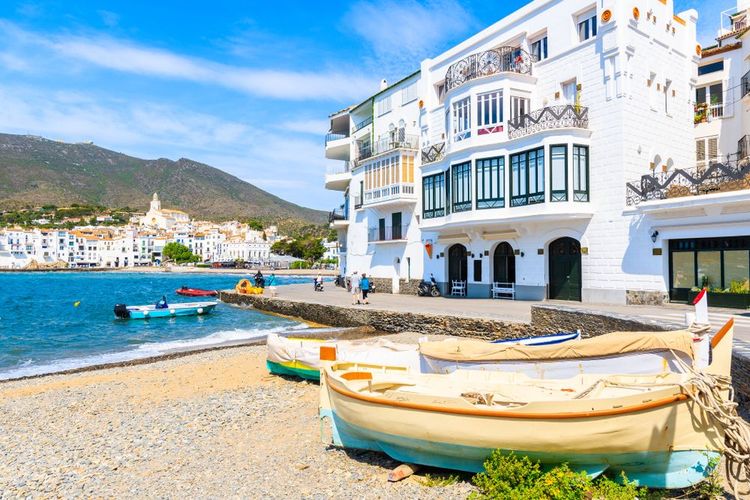 Bateaux de pêche sur la plage du village blanc de Cadaques, Costa Brava, Espagne