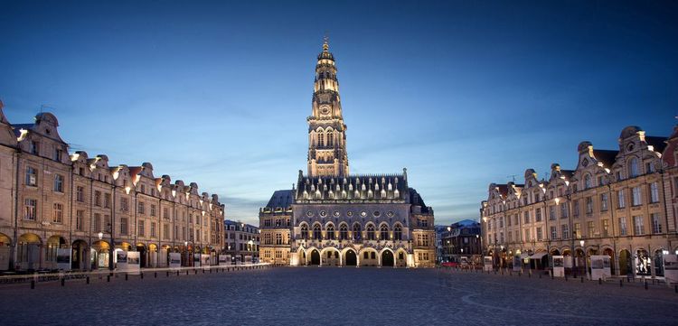 Le beffroi sur la place des Héros illuminé de nuit